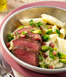 Penne, filet de cerf, choux de Bruxelles, poire étuvée et bleu