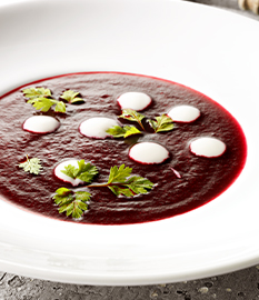 Potage à la betterave avec garniture au fromage de chèvre