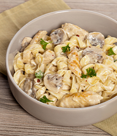 Tagliatelle au poulet, champignons châtaigne et parmesan