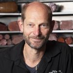 Le maître boucher, Hans de Goeij, vend les fromages d'ERU dans sa boucherie et avec lesquels il expérimente diverses recettes