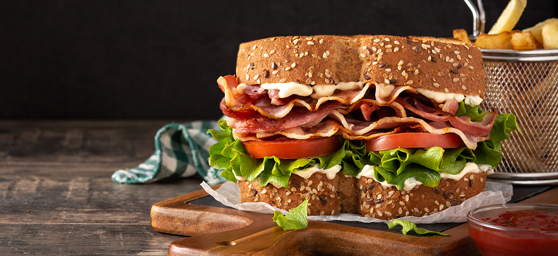 Sandwich classique BLT avec fromage à tartiner Gouda