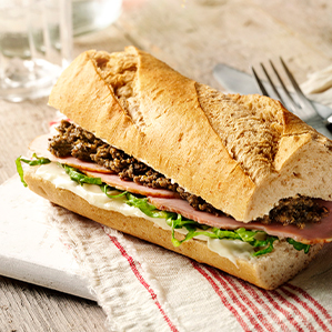 Baguette au brie, fricandeau et tapenade d’olives