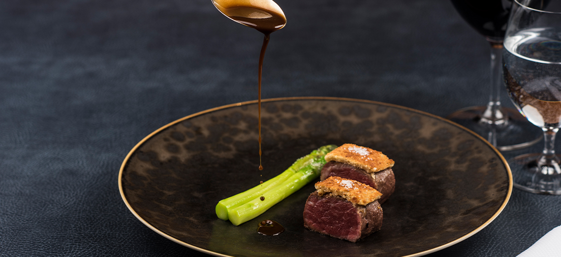 Black angus grillé au bleu et aux asperges vertes