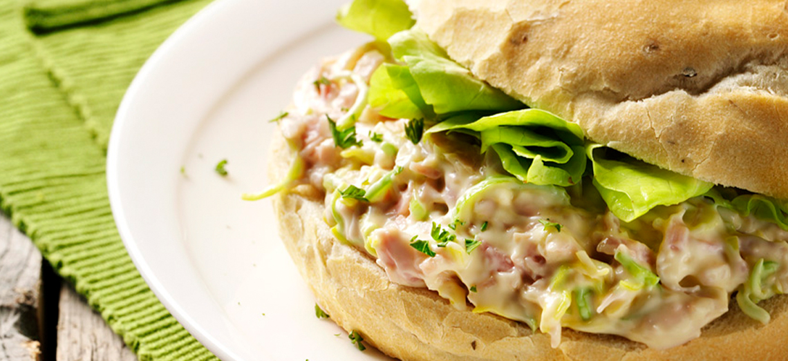 Boule à l’italienne, salade maison de jambon et poireaux et brie