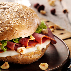 Boule de pain noir, tranches de pastrami et gouda doux