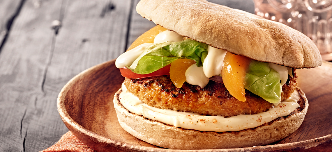 Burger tropical au brie et aux pêches