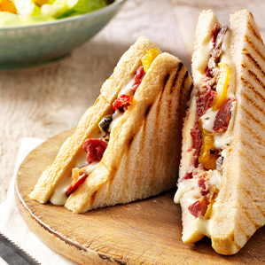 Croque-monsieur au pastrami, légumes grillés et fromage extra affiné