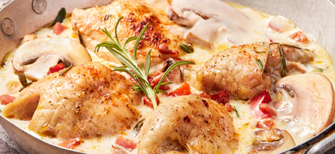 Cuisses de poulet au four, sauce crémeuse au fromage et à l’ail