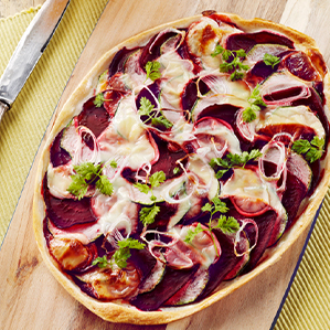 Flammekueche au gouda, betterave rouge et courgette