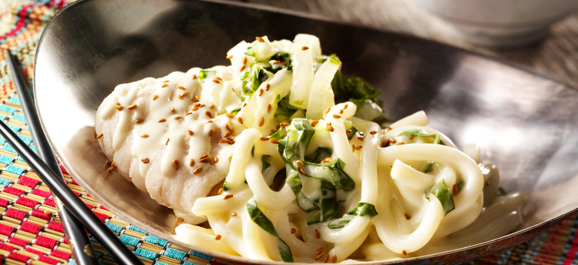 Nouilles Udon, cabillaud poché, sauce crémeuse au fromage