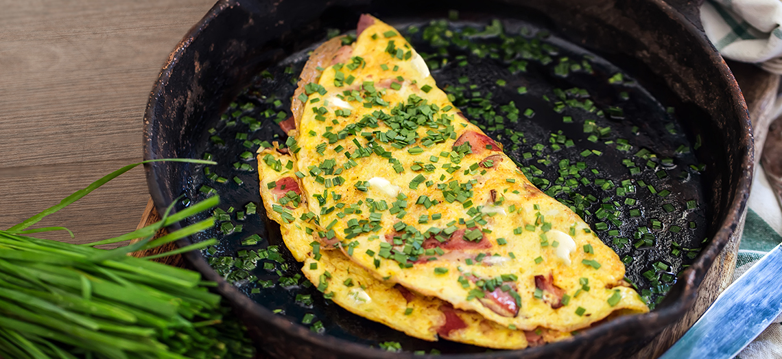 Omelette classique au fromage et jambon avec du fromage de Gouda affiné
