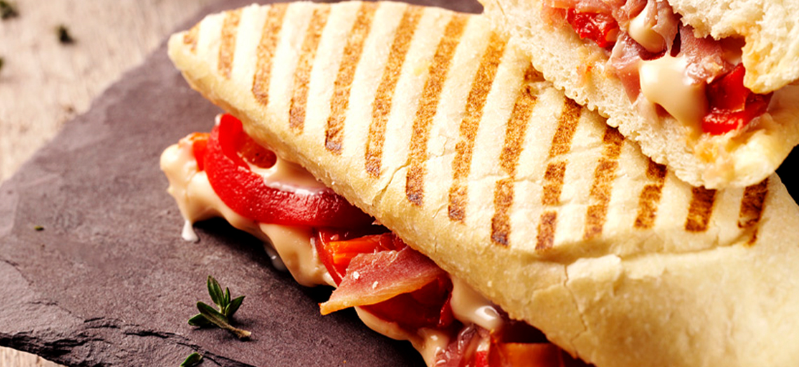 Panini au jambon de Parme, poivron et fromage affiné