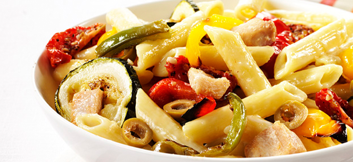 Penne aux légumes grillés, au poulet et au brie