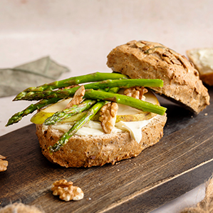 Petit pain au bleu, aux asperges vertes, à la poire et aux noix