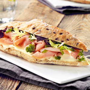 Pistolet garni de jambon à l’os chaud et gouda fondu