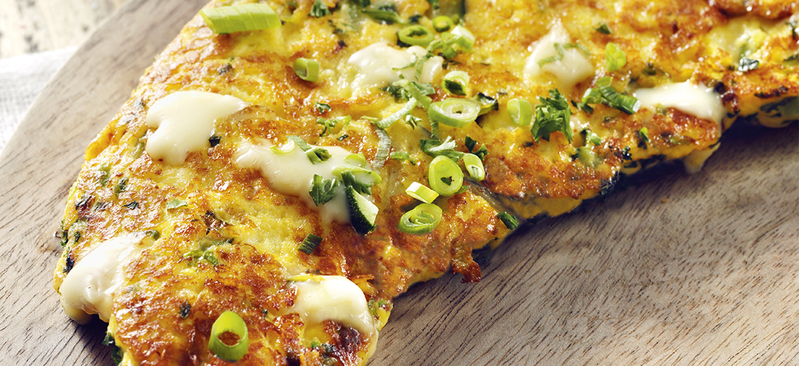 Omelette au fromage richement farcie aux légumes