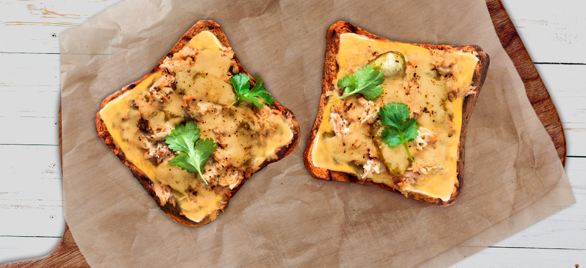 Tuna melt avec des tranches de cheddar