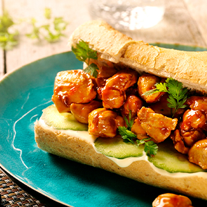 Sandwich au poulet épicé, gouda, concombre aigre-doux