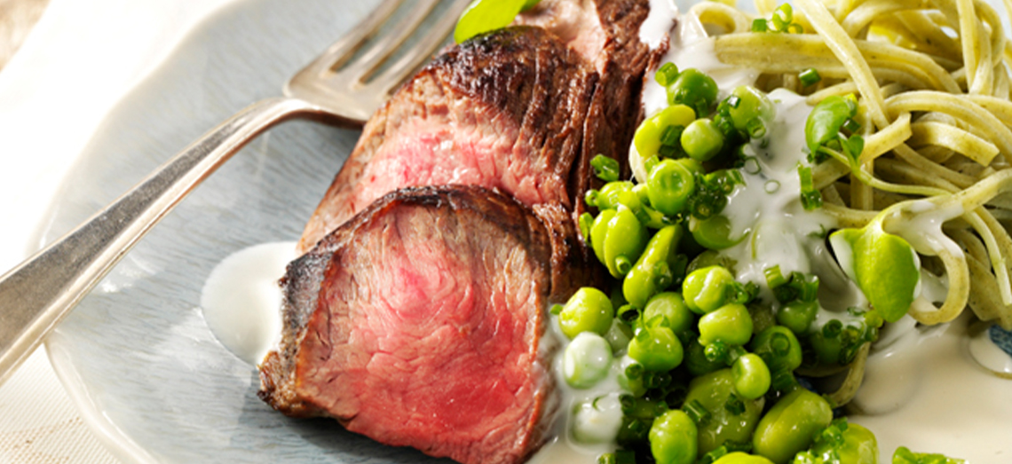 Steak tendre et pâtes verde, sauce au fromage de chèvre
