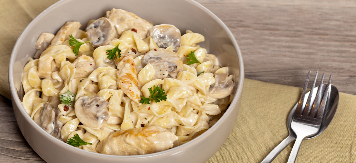 Tagliatelle au poulet, champignons châtaigne et parmesan