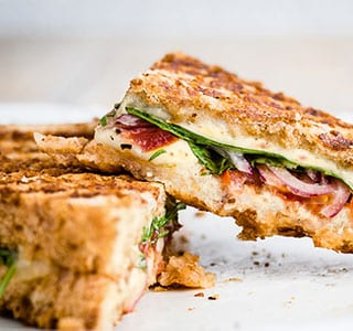 Privé: Panini met salami, tomaat en ui