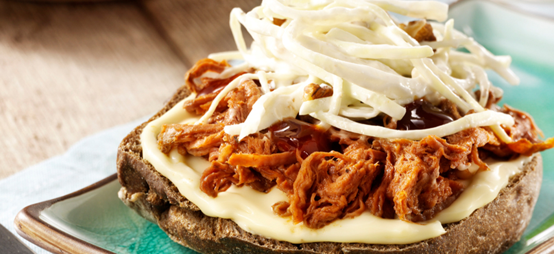 Broodje pulled pork met extra gerijpte gesmolten kaas en witte koolsalade