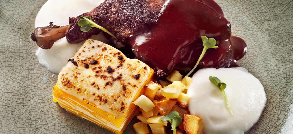 Gestoofde eendenbout met een pompoengratin met blauwschimmelkaas