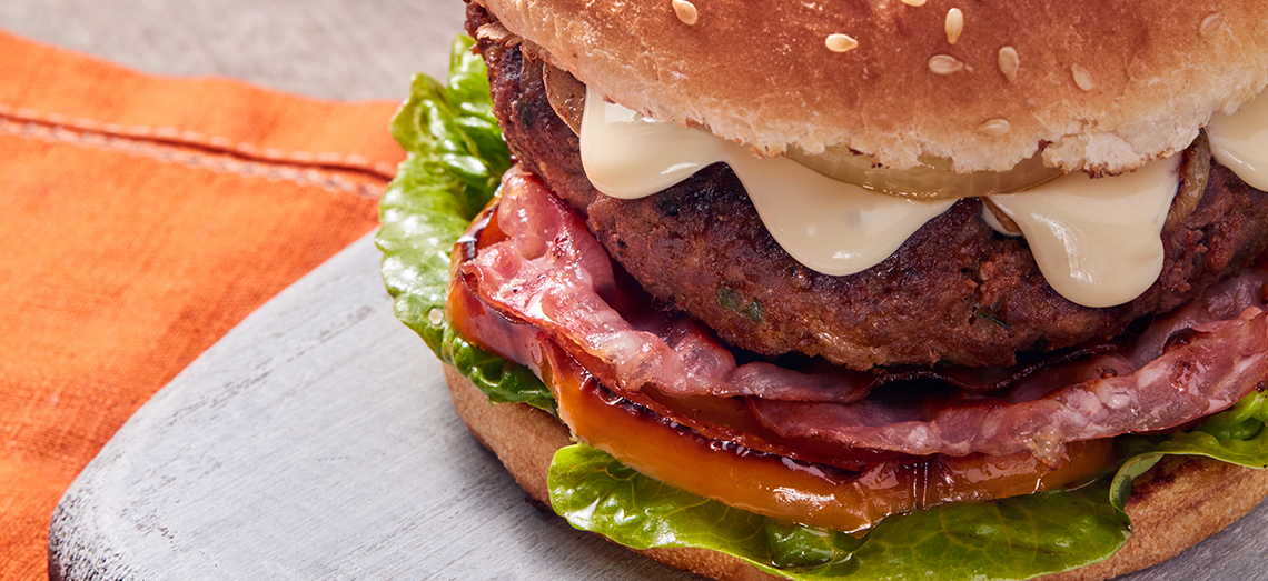 Huisgemaakte hamburger met oude kaas