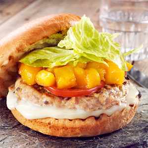 Kipburger met Goudse kaas en mangochutney