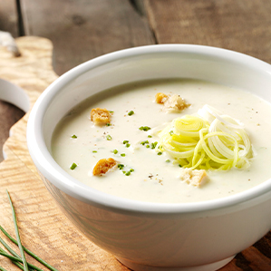 Preisoep met gesmolten roquefort, croutons en verse bieslook