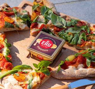 Zomerse pinsa met ERU Smoked, tomaat en verse basilicum
