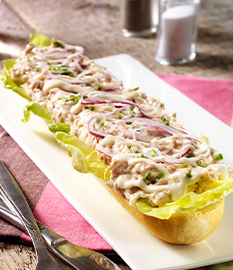 Broodje huisgemaakte tonijnsalade en goudse kaas