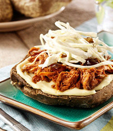 Broodje pulled pork met extra gerijpte kaas en witte koolsalade