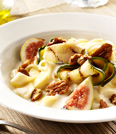 Fettucine met courgette, vijgen, pecannoten en geitenkaas