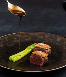 Black angus met blauwschimmelkaas, groene asperges