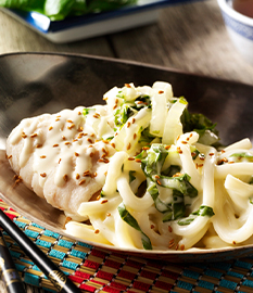 Udon noedels met geporcheerde kabeljauw in een romige kaassaus