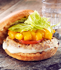 Kipburger met goudse kaas en mangochutney