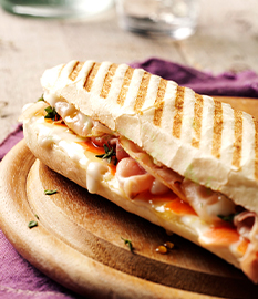 Panini met gesmolten geitenkaas, spek, winterwortel, tijm en honing