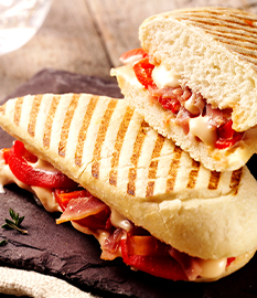 Panini met parmaham, paprika en gerijpte kaas