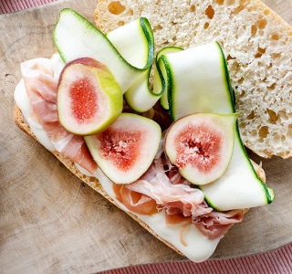 Soukromý: Ciabatta s nízkotučným taveným sýrem, syrovou cuketou, parmskou šunkou a čerstvými fíky