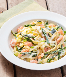 Pasta primavera mit lachs und gouda-soße