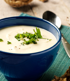 Suppe aus vergessene gemüsearten mit gereiftem käse