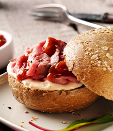 Vollkornbrötchen mit roastbeef, extra gereiftem käse und chilisose