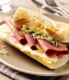 Brötchen mit pastrami, blauschimmelkäse und gelber beete