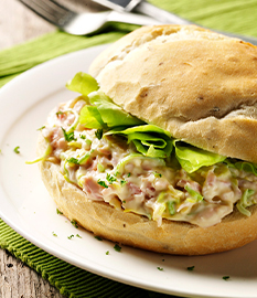 Italienisches brötchen mit schinken-lauchsalat und brie