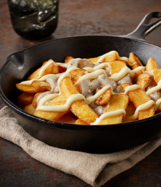 Pommes frites mit champignonragout und parmesankäse