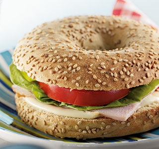 Privat: Sesam-Bagel mit Räucherhähnchen
