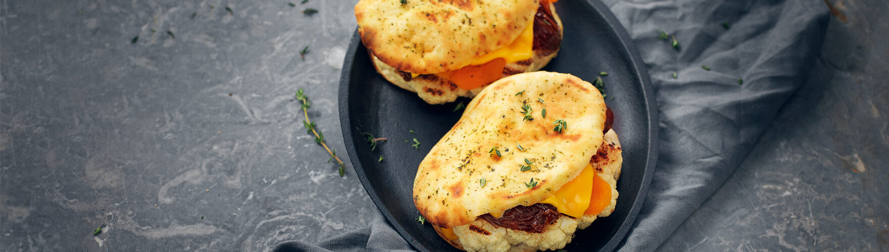 Toast mit Cheddar, geröstetem Blumenkohl, Dattel und Aprikose
