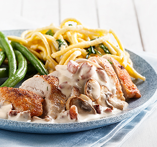 Privat: Hähnchen mit Soße von ERU Sahne, Pilze und Speckwürfel