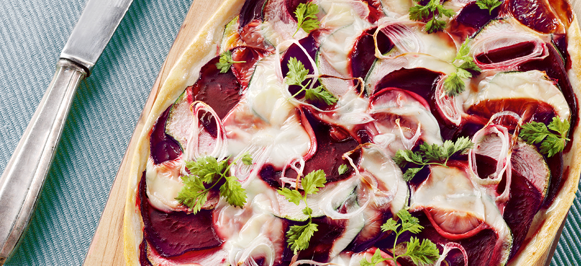 Flammkuchen mit Chèvre, Roter Beete und Zucchini